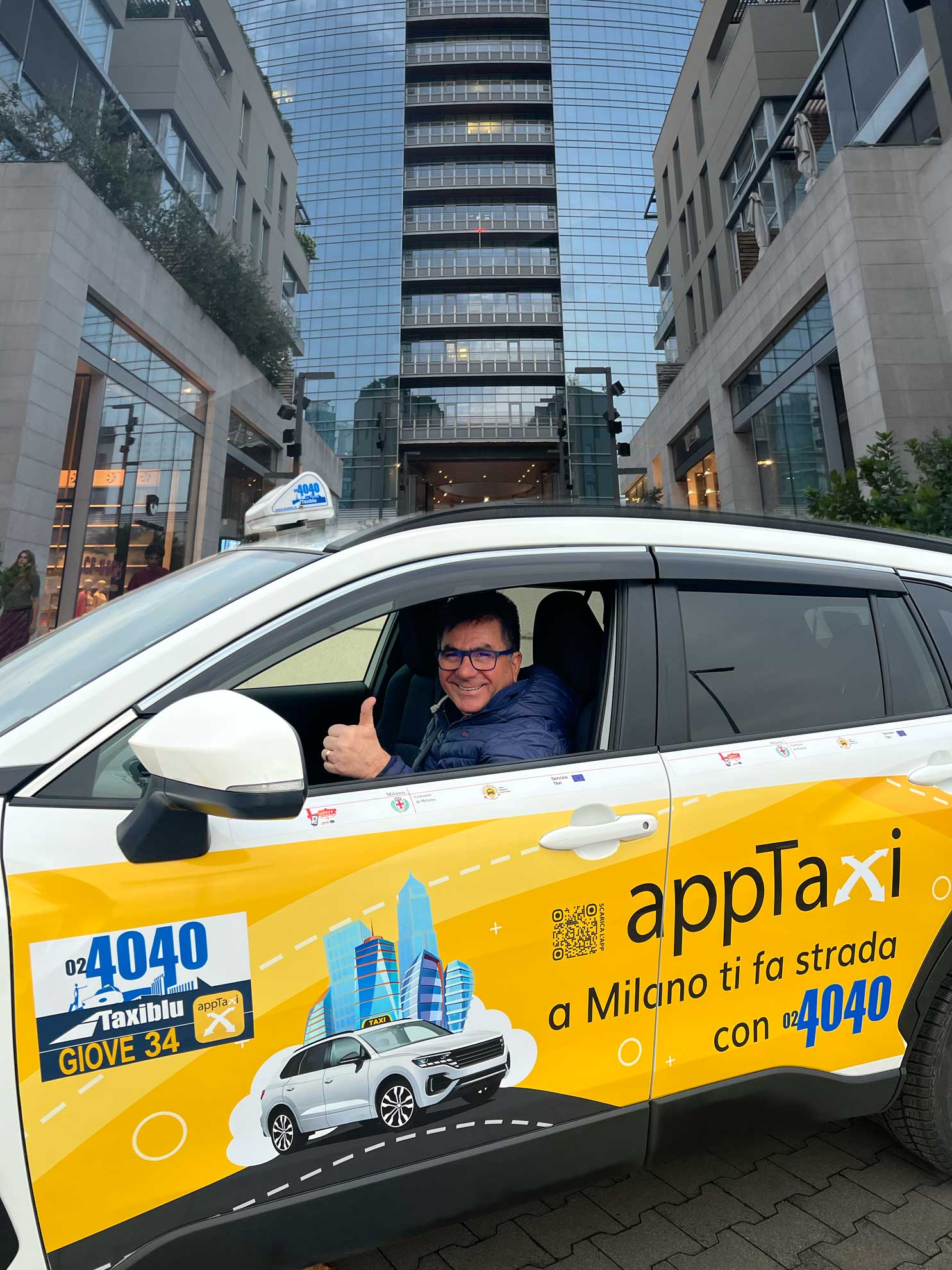 taxiblu apptaxi campagna pubblicitaria taxi ooh milano 2024 2025